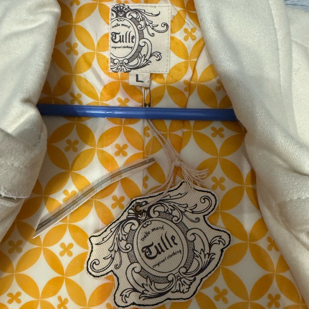 Beautiful white coat - Picture 2 of 3